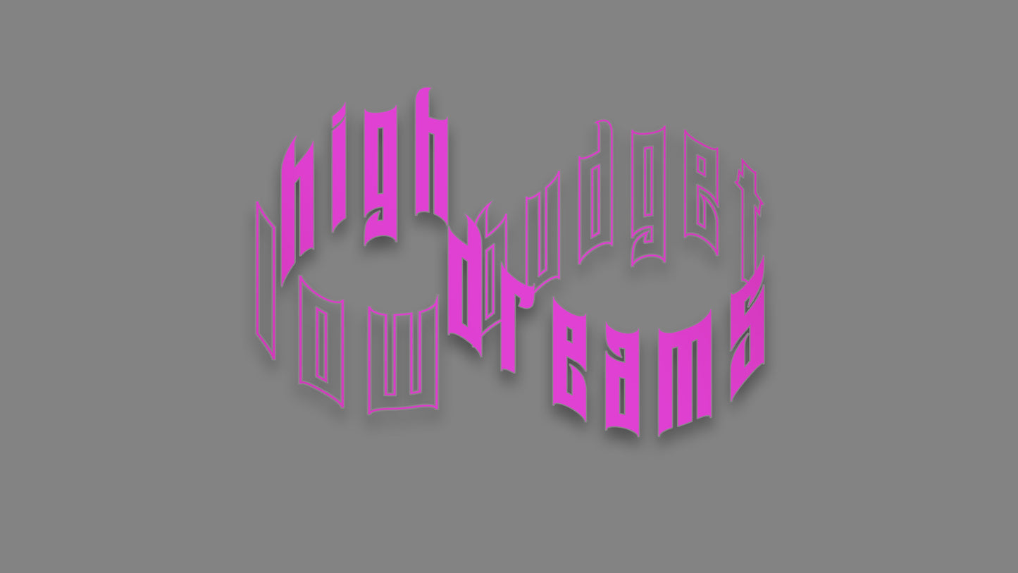 Rechteckiger Autosticker mit dem Schriftzug „low budget, high dreams“, wählbar in 25×17,1 cm oder 40×27,4 cm; frisch produziert, aus langlebiger Oracal/Orafol-Vinylfolie, selbstklebend, ideal für Tuning-Fans und Auto-Enthusiasten. Folie : Oilslick Lila