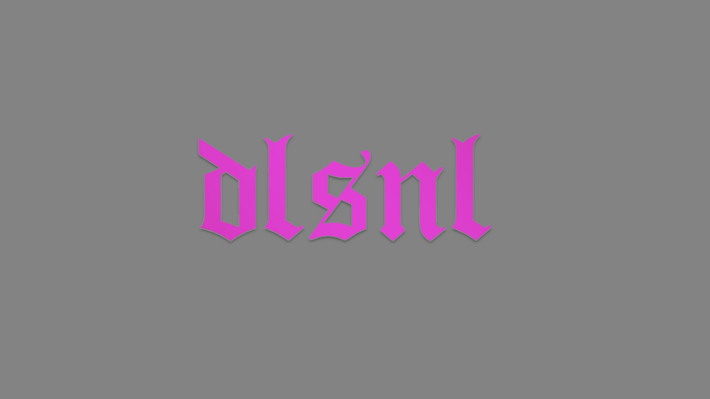 Rechteckiger Autosticker mit Schriftzug „dlsnl“ (Collection broke attitude), erhältlich in 15×5,5 cm, 20×7,3 cm oder 30×11 cm; frisch produziert aus langlebiger Oracal/Orafol-Vinylfolie, selbstklebend für Karosserie (nicht für versiegelte Scheiben), leicht anzubringen. Folie : Oilslick lila