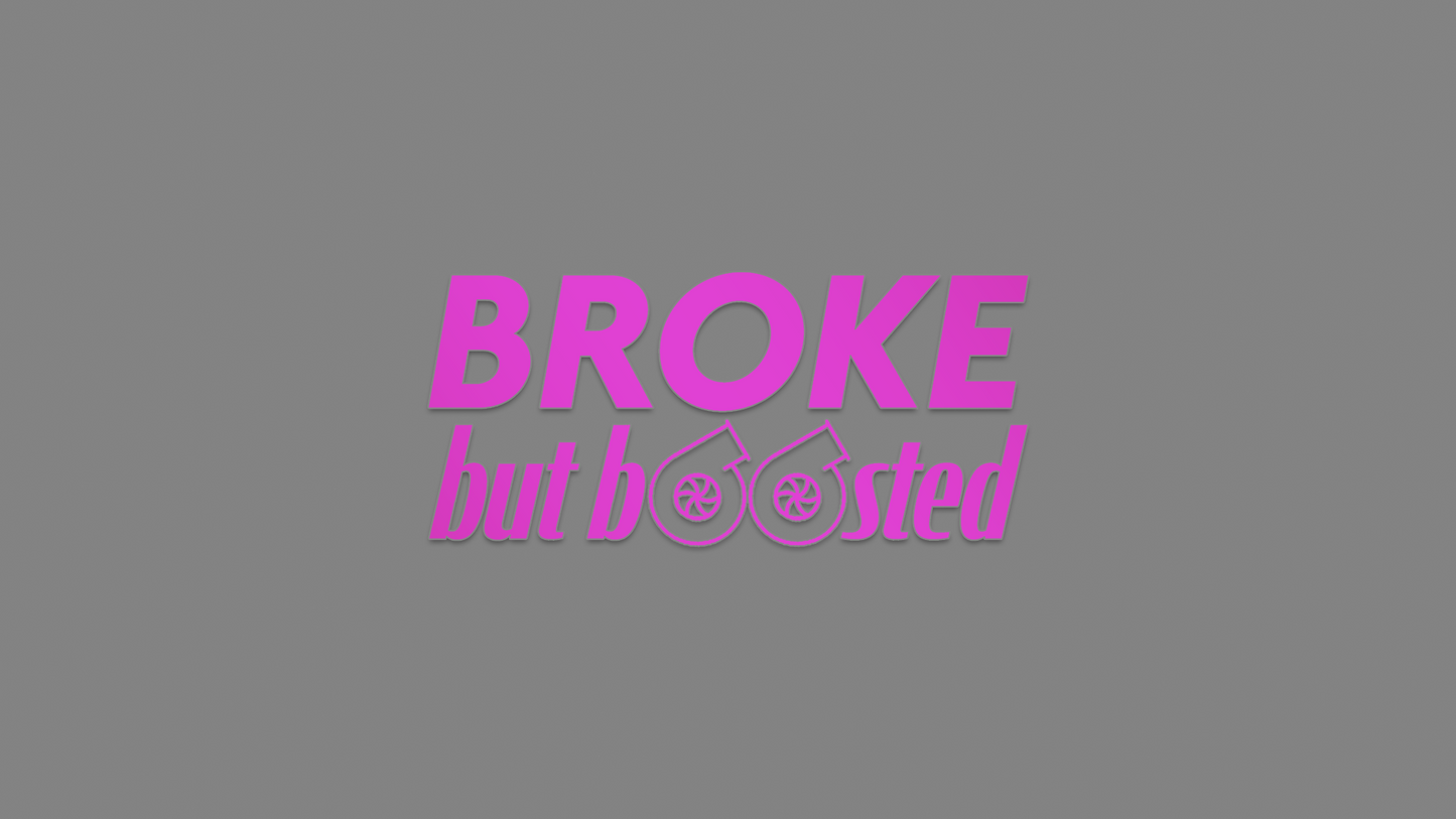 Rechteckiger Autosticker mit dem Schriftzug „broke, but boosted“, wählbar in 15×6,8 cm oder 25×11,3 cm; frisch produziert, aus langlebiger Oracal/Orafol-Vinylfolie, selbstklebend, ideal für Tuning-Fans und Auto-Enthusiasten. Folie : Oilslick Lila
