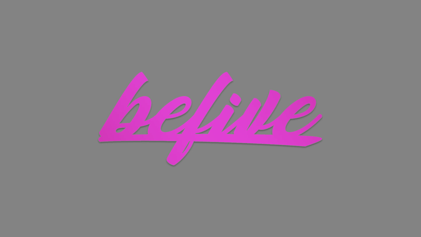 Autosticker „befive“ (Collection B5_Builds) – stylischer Tuning-Aufkleber in 10 × 4,1 cm, 15 × 6,2 cm oder 20 × 8,3 cm. Hochwertige Oracal/Orafol-Folie, frisch produziert & liebevoll verpackt. Perfekt für Auto-Fans, als Geschenk oder individuelles Statement. Einfache Anwendung per Anleitung (QR-Code auf Rechnung + YouTube-Video). Versand in 2–4 Werktagen (ohne Streetwear-Bestellung). Farbe : Oilslick Lila