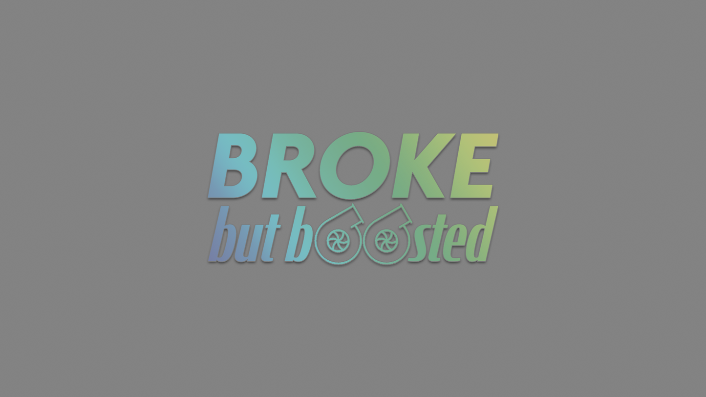 Rechteckiger Autosticker mit dem Schriftzug „broke, but boosted“, wählbar in 15×6,8 cm oder 25×11,3 cm; frisch produziert, aus langlebiger Oracal/Orafol-Vinylfolie, selbstklebend, ideal für Tuning-Fans und Auto-Enthusiasten. Folie : Oilslick Schwarz