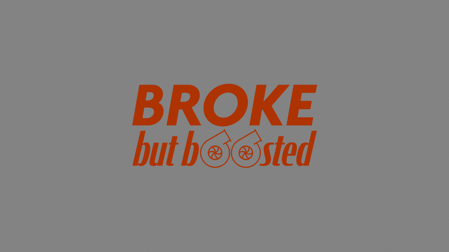 Rechteckiger Autosticker mit dem Schriftzug „broke, but boosted“, wählbar in 15×6,8 cm oder 25×11,3 cm; frisch produziert, aus langlebiger Oracal/Orafol-Vinylfolie, selbstklebend, ideal für Tuning-Fans und Auto-Enthusiasten. Folie : Orange