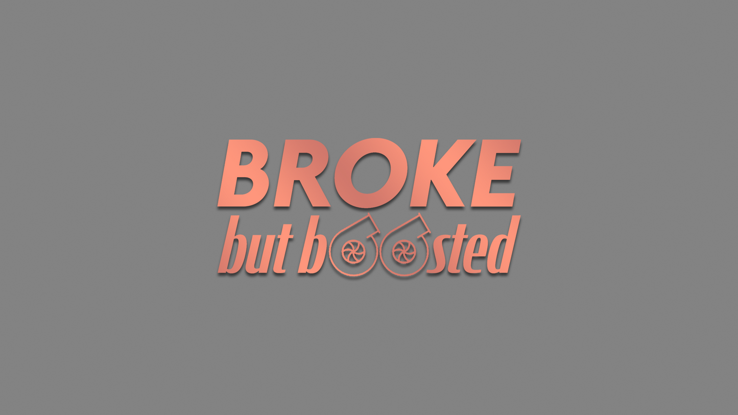 Rechteckiger Autosticker mit dem Schriftzug „broke, but boosted“, wählbar in 15×6,8 cm oder 25×11,3 cm; frisch produziert, aus langlebiger Oracal/Orafol-Vinylfolie, selbstklebend, ideal für Tuning-Fans und Auto-Enthusiasten. Folie : Rosegold