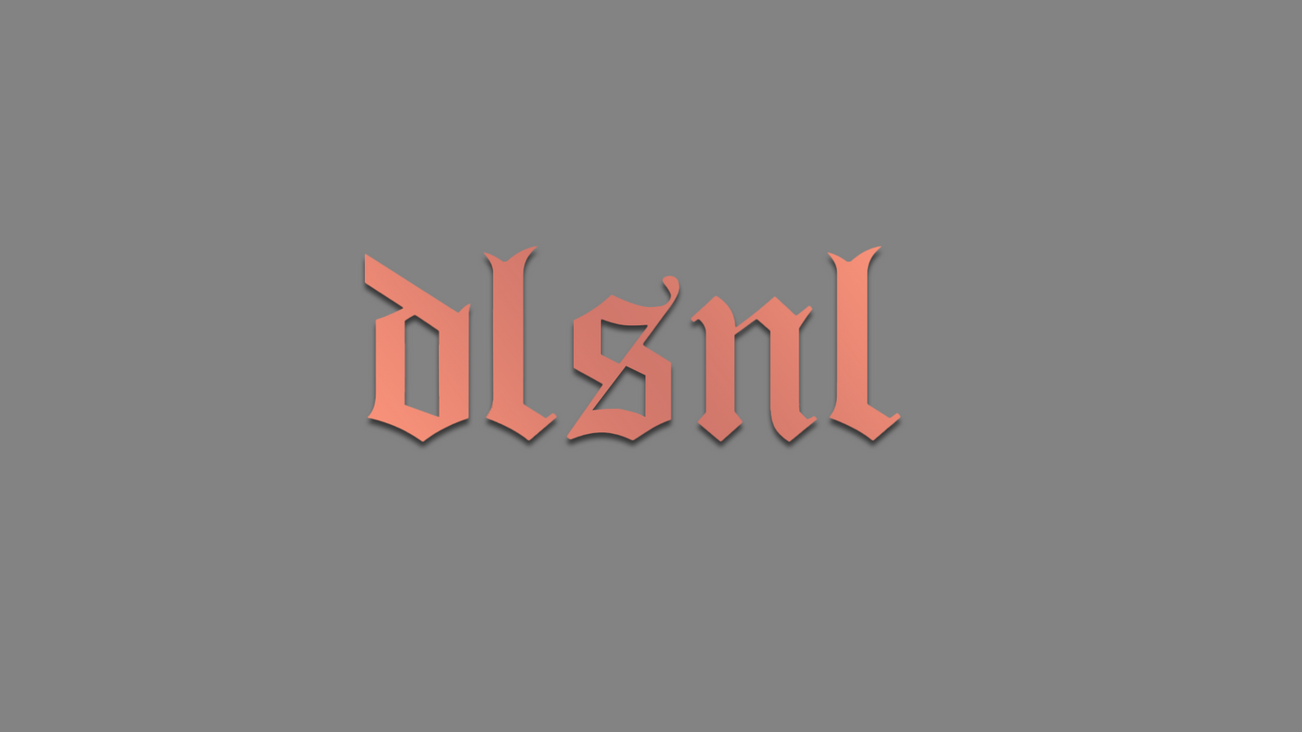 Rechteckiger Autosticker mit Schriftzug „dlsnl“ (Collection broke attitude), erhältlich in 15×5,5 cm, 20×7,3 cm oder 30×11 cm; frisch produziert aus langlebiger Oracal/Orafol-Vinylfolie, selbstklebend für Karosserie (nicht für versiegelte Scheiben), leicht anzubringen. Folie : Rosegold