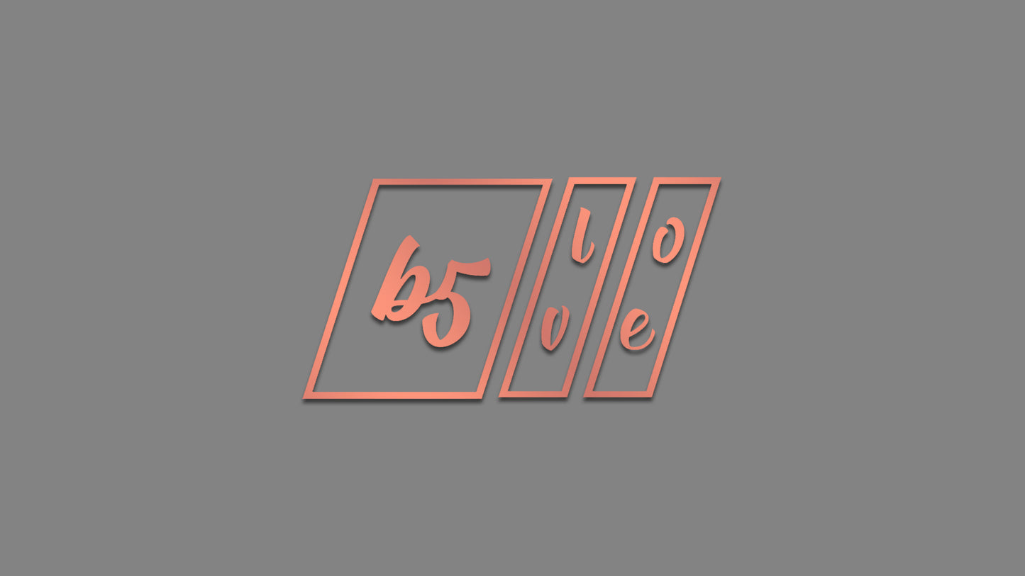 Autosticker „b5 love“ (Collection B5_Builds) – markanter Tuning-Aufkleber in 10 × 5 cm oder 20 × 10,5 cm. Hochwertige Oracal/Orafol-Folie, frisch produziert & liebevoll verpackt. Perfekt für Auto-Enthusiasten, als Geschenk oder persönliches Statement. Einfache Anwendung per Anleitung (QR-Code auf Rechnung + YouTube-Video). Versand in 2–4 Werktagen (ohne Streetwear-Bestellung). Farbe : Rosegold