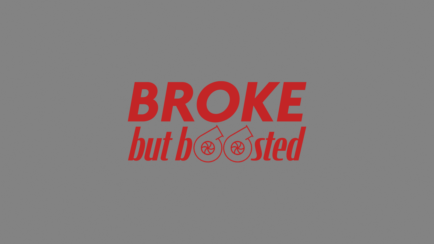 Rechteckiger Autosticker mit dem Schriftzug „broke, but boosted“, wählbar in 15×6,8 cm oder 25×11,3 cm; frisch produziert, aus langlebiger Oracal/Orafol-Vinylfolie, selbstklebend, ideal für Tuning-Fans und Auto-Enthusiasten. Folie : Rot