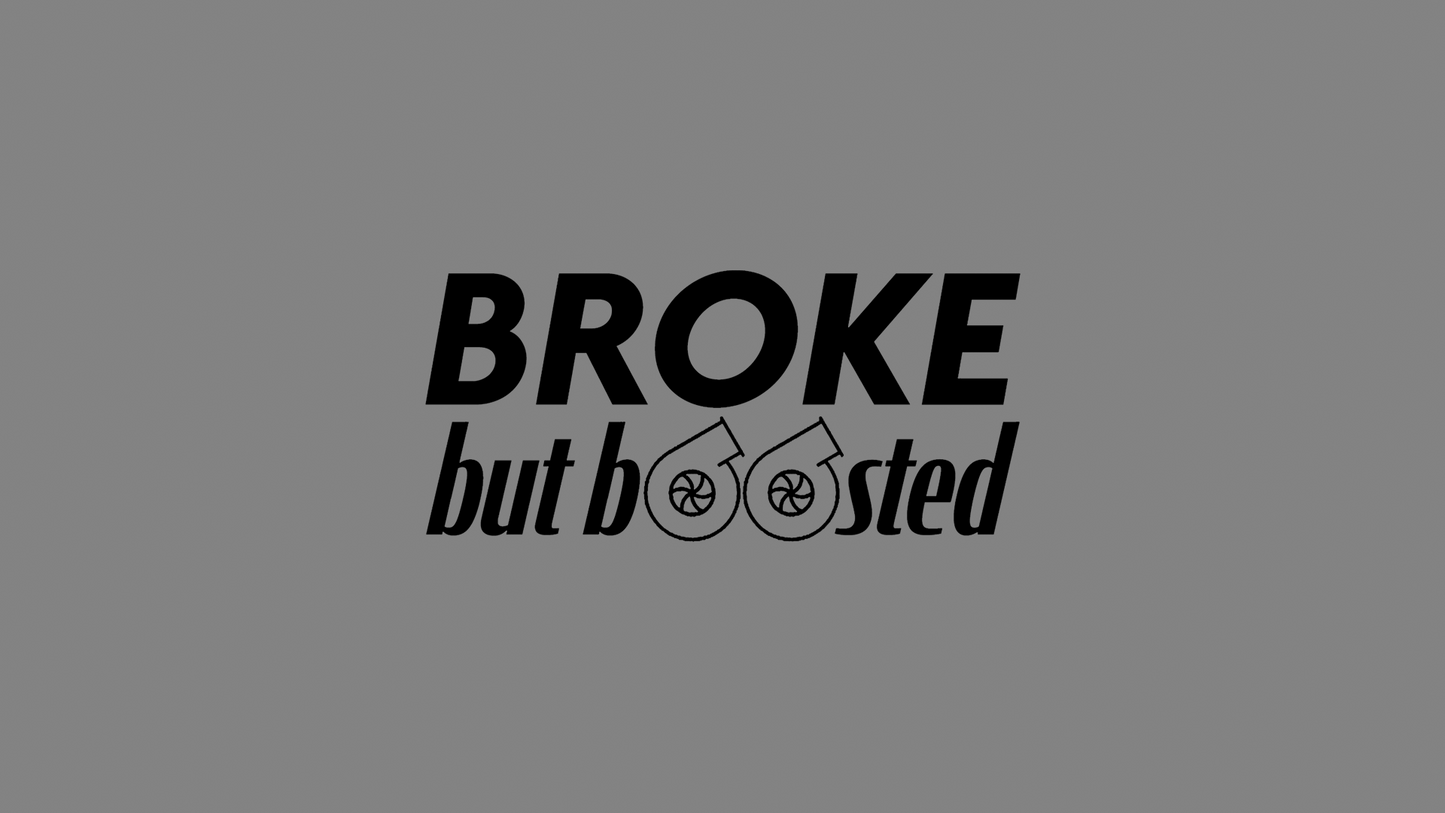 Rechteckiger Autosticker mit dem Schriftzug „broke, but boosted“, wählbar in 15×6,8 cm oder 25×11,3 cm; frisch produziert, aus langlebiger Oracal/Orafol-Vinylfolie, selbstklebend, ideal für Tuning-Fans und Auto-Enthusiasten. Folie : Schwarz