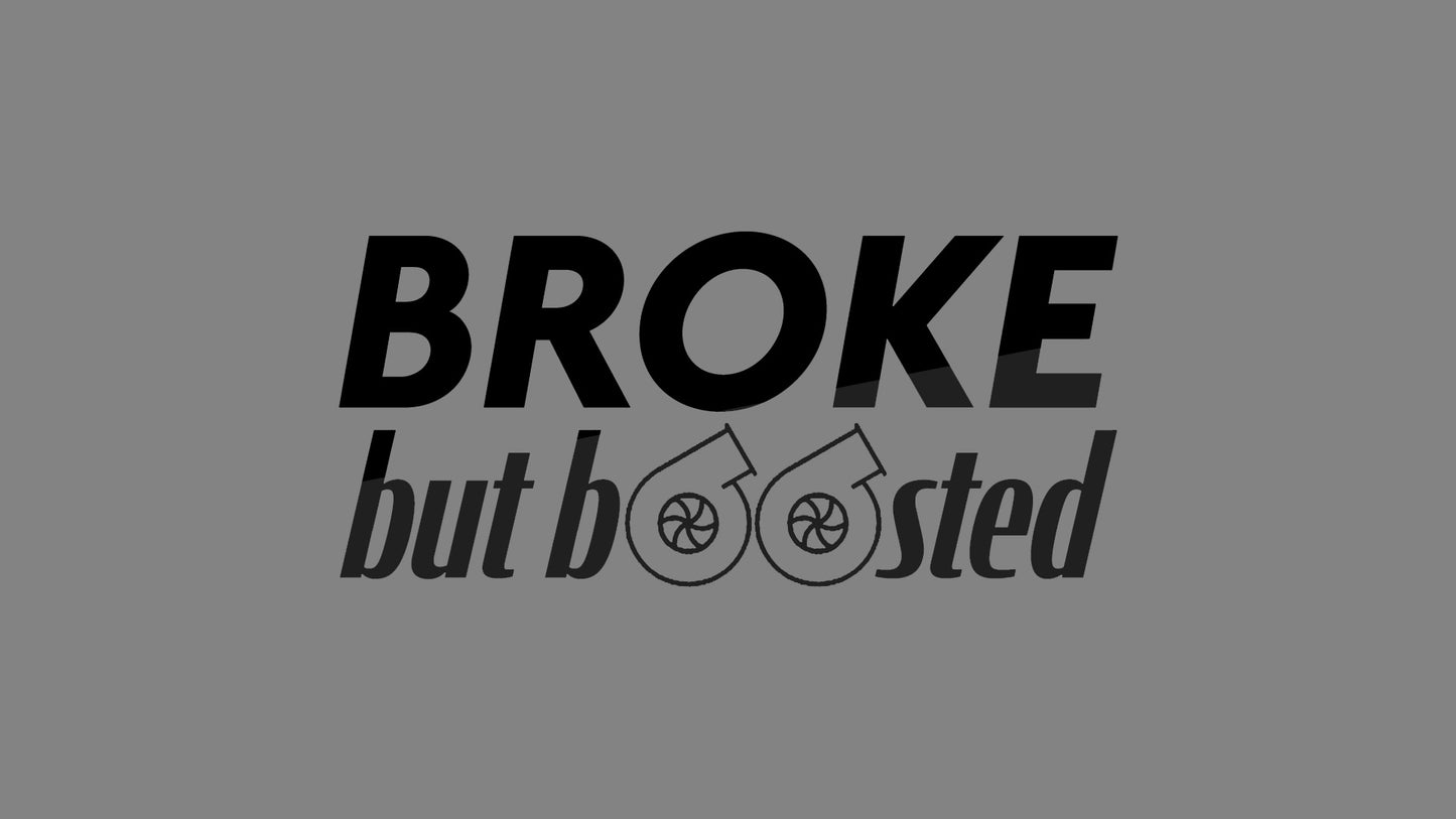 Rechteckiger Autosticker mit dem Schriftzug „broke, but boosted“, wählbar in 15×6,8 cm oder 25×11,3 cm; frisch produziert, aus langlebiger Oracal/Orafol-Vinylfolie, selbstklebend, ideal für Tuning-Fans und Auto-Enthusiasten. Folie : Schwarz Gleanzend