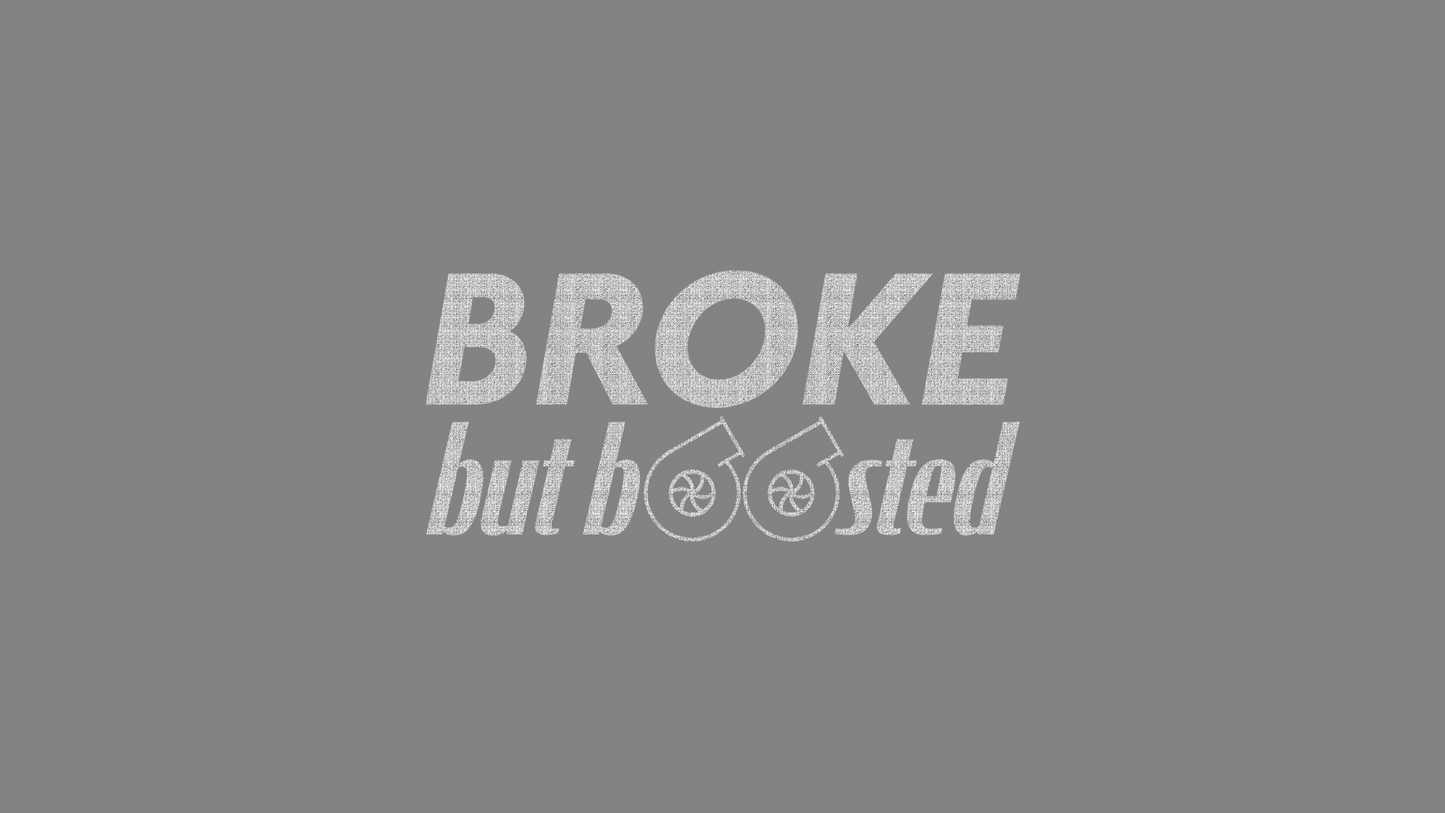 Rechteckiger Autosticker mit dem Schriftzug „broke, but boosted“, wählbar in 15×6,8 cm oder 25×11,3 cm; frisch produziert, aus langlebiger Oracal/Orafol-Vinylfolie, selbstklebend, ideal für Tuning-Fans und Auto-Enthusiasten. Folie : Silbergrau Glizer