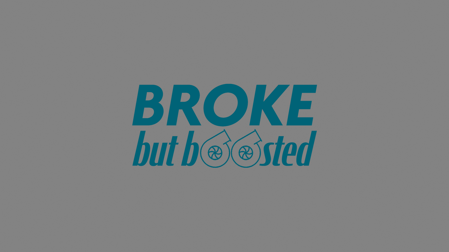 Rechteckiger Autosticker mit dem Schriftzug „broke, but boosted“, wählbar in 15×6,8 cm oder 25×11,3 cm; frisch produziert, aus langlebiger Oracal/Orafol-Vinylfolie, selbstklebend, ideal für Tuning-Fans und Auto-Enthusiasten. Folie : Türkis