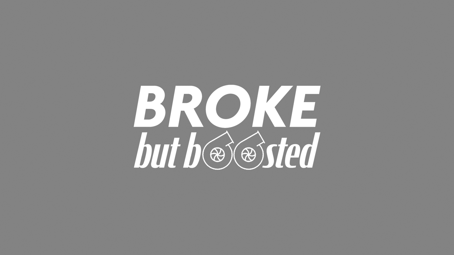 Rechteckiger Autosticker mit dem Schriftzug „broke, but boosted“, wählbar in 15×6,8 cm oder 25×11,3 cm; frisch produziert, aus langlebiger Oracal/Orafol-Vinylfolie, selbstklebend, ideal für Tuning-Fans und Auto-Enthusiasten. Folie : Weiss