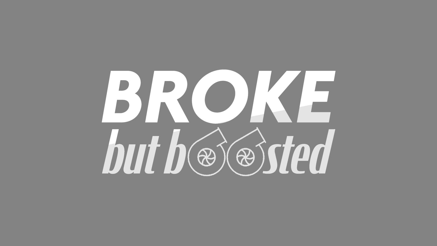 Rechteckiger Autosticker mit dem Schriftzug „broke, but boosted“, wählbar in 15×6,8 cm oder 25×11,3 cm; frisch produziert, aus langlebiger Oracal/Orafol-Vinylfolie, selbstklebend, ideal für Tuning-Fans und Auto-Enthusiasten. Folie : Weissglaenzend