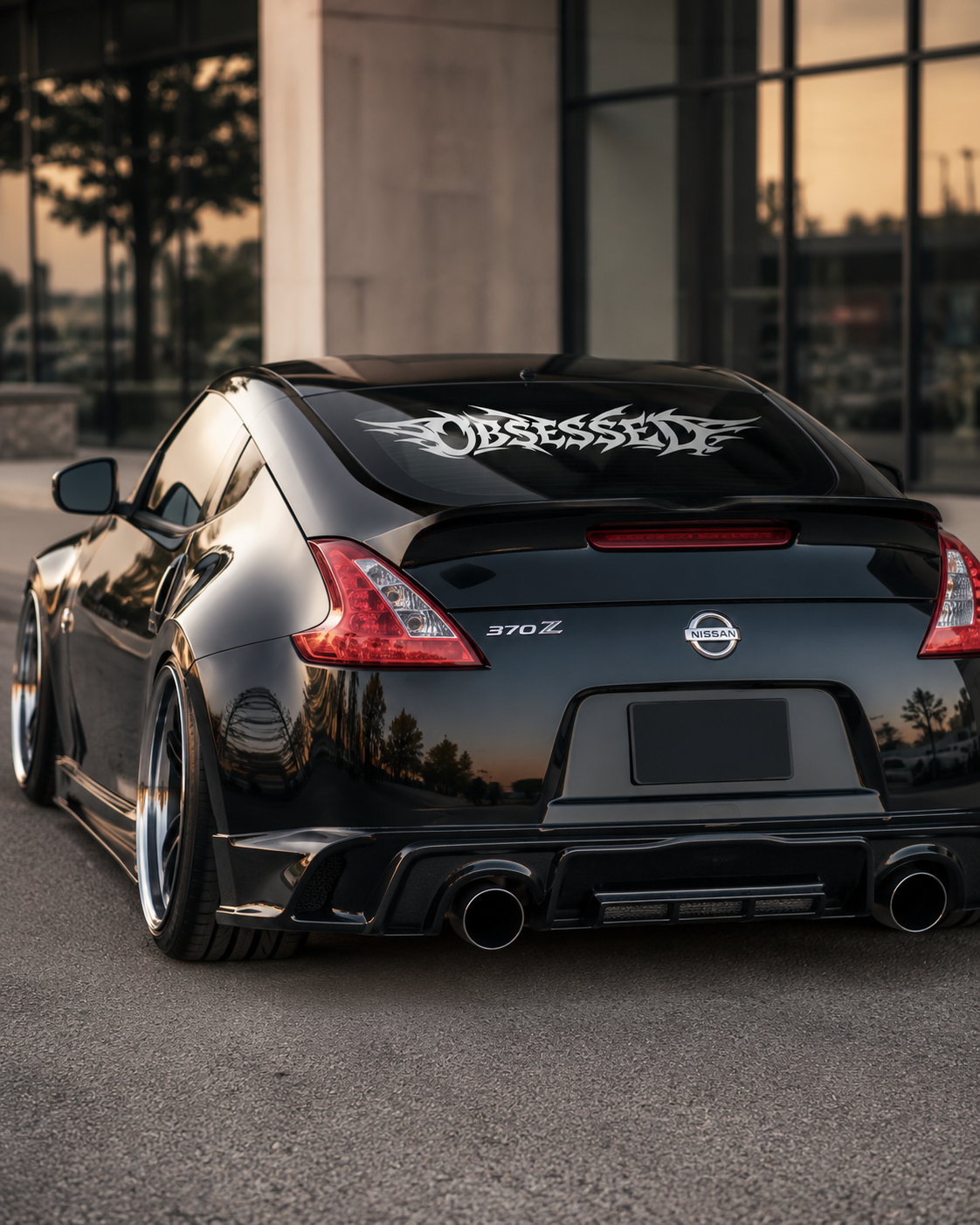 Sticker obsessed auf der Heckscheibe eines Nissan 370z in der Farbe weiß