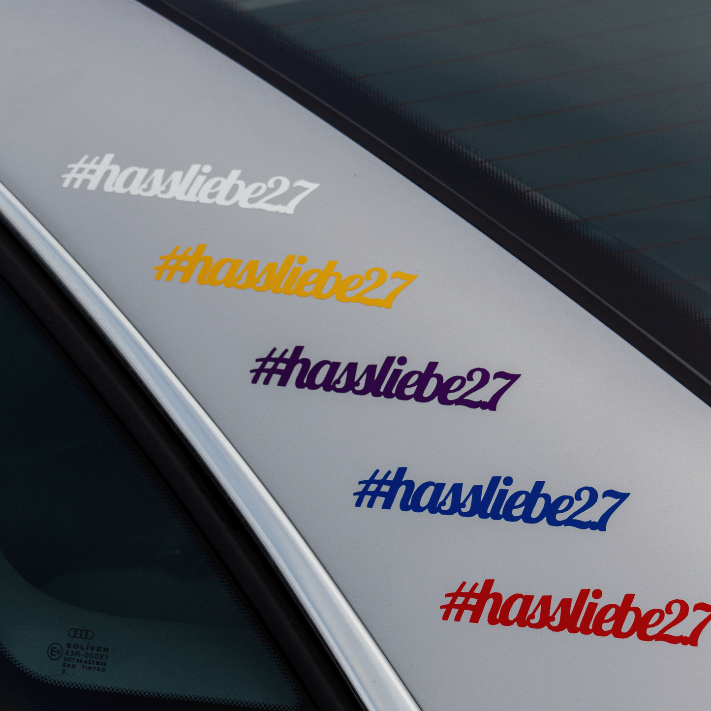 Autosticker – #hassliebe2.7 Tuning Autoaufkleber - pRODUKTBILD AUF EINEM Auto