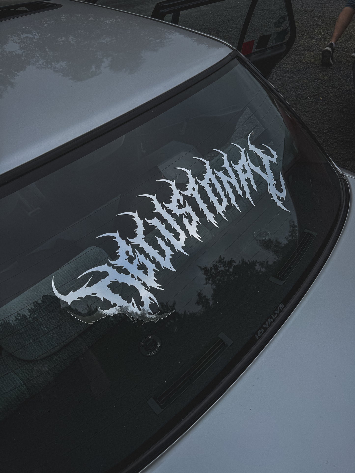 delusional bloodline chrome auf einer Heckscheibe eines Autos