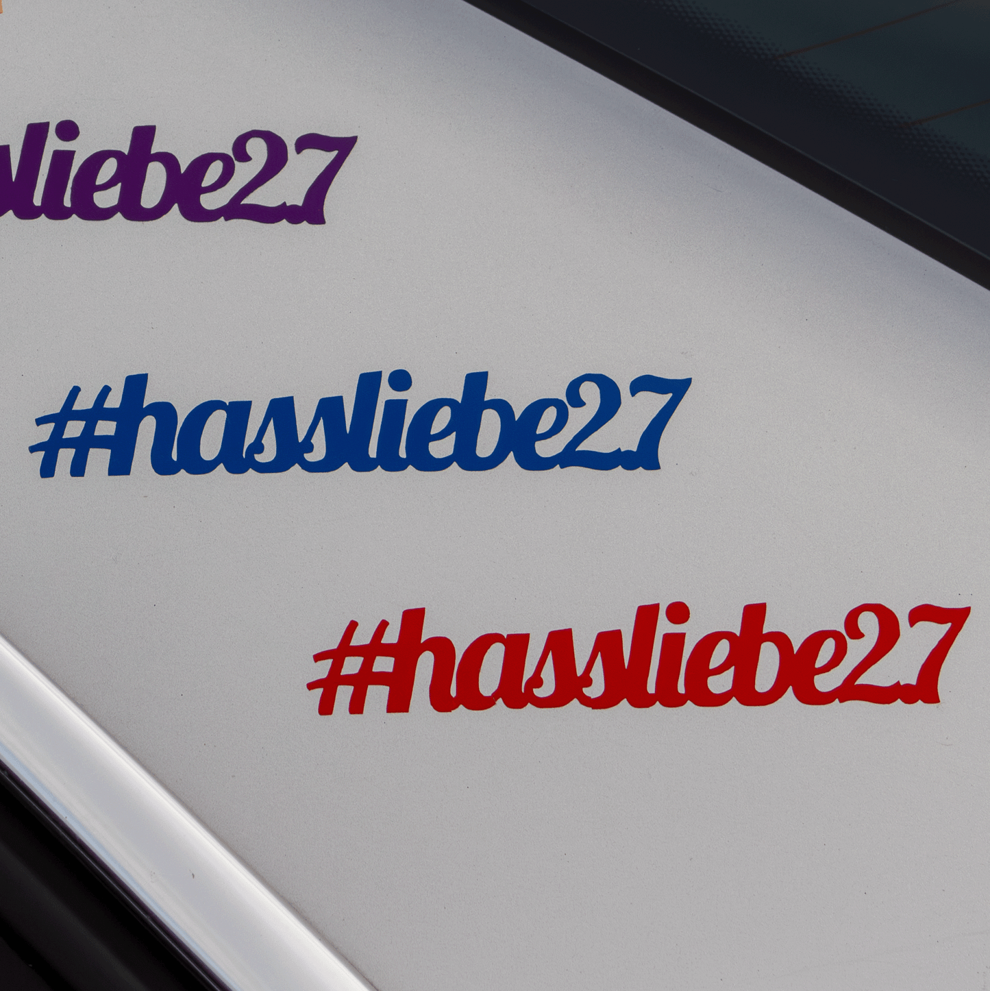 Autosticker – #hassliebe2.7 Tuning Autoaufkleber - pRODUKTBILD AUF EINEM Auto